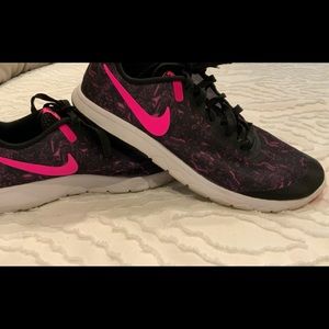 Women’s NIKE running shoes S 8 LIKE NEW!